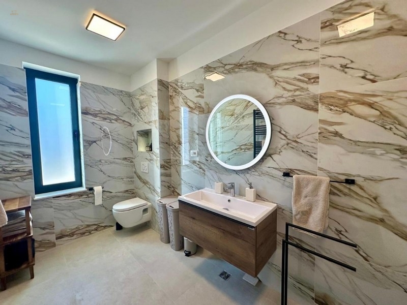 Thumbnail von Moderne Villa mit Pool und Meerblick