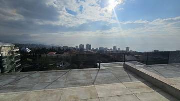 Moderne Neubauwohnung mit wunderschönem Stadt- und Meerblick