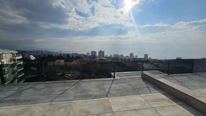 Moderne Neubauwohnung mit wunderschönem Stadt- und Meerblick