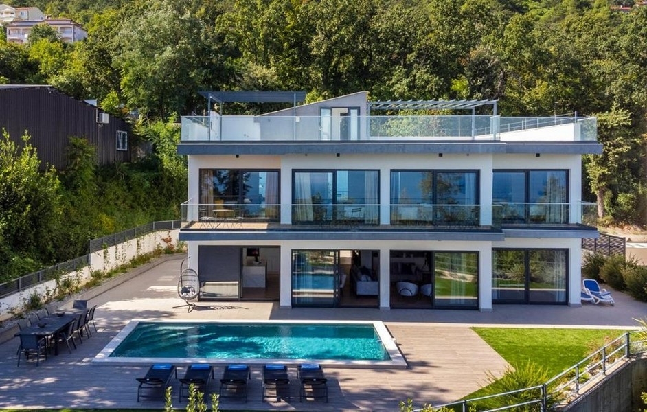 Modern villa with pool and panoramic sea view