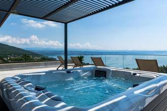 Thumbnail von Moderne Luxusvilla mit Panorama-Meerblick und Indoor-Pool