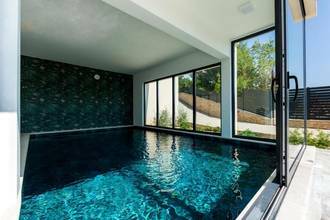 Thumbnail von Moderne Luxusvilla mit Panorama-Meerblick und Indoor-Pool