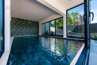 Thumbnail von Moderne Luxusvilla mit Panorama-Meerblick und Indoor-Pool