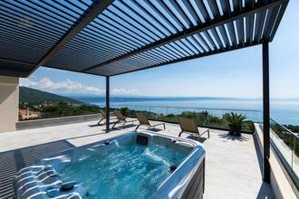 Thumbnail von Moderne Luxusvilla mit Panorama-Meerblick und Indoor-Pool