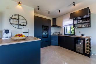 Thumbnail von Moderne Luxusvilla mit Panorama-Meerblick und Indoor-Pool