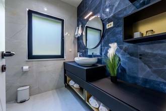 Thumbnail von Moderne Luxusvilla mit Panorama-Meerblick und Indoor-Pool