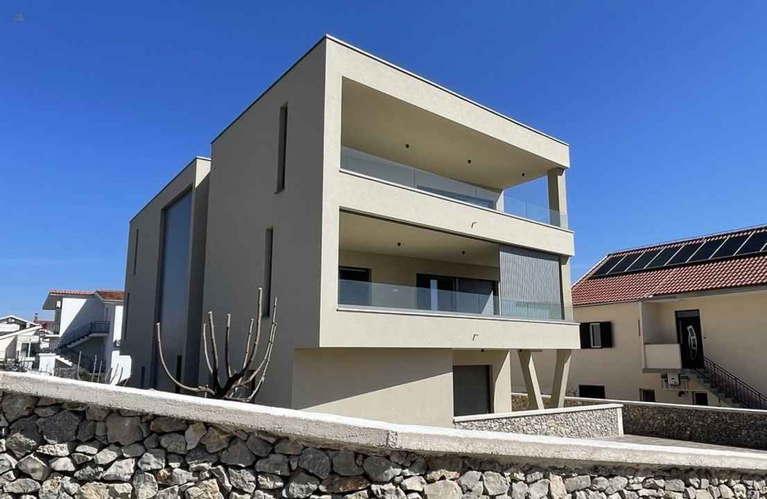 Modernes Penthouse mit Blick auf das Meer