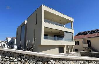 Thumbnail von Modernes Penthouse mit Blick auf das Meer