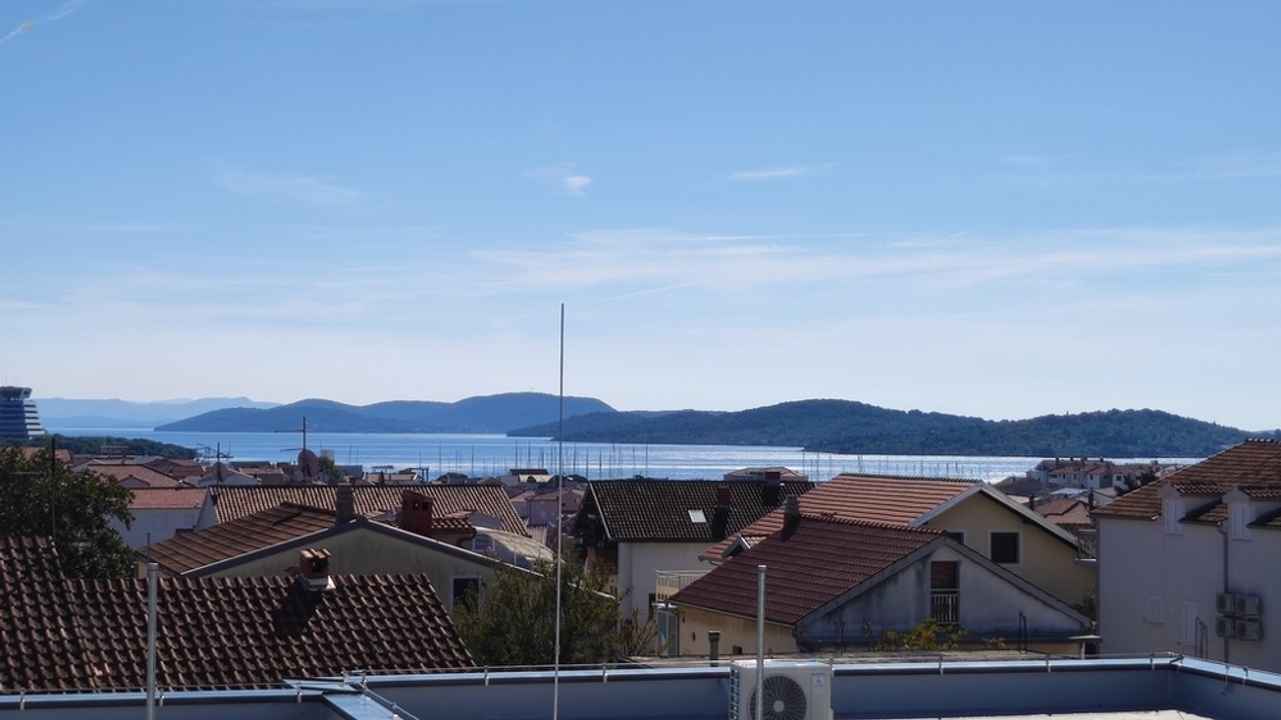 Modernes Neubau-Appartement mit Meerblick
