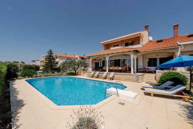 Mediterrane mit Swimmingpool nahe dem Meer
