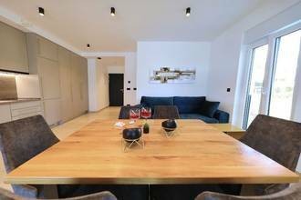 Thumbnail von Moderne Villa mit vier Wohnungen