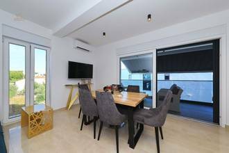 Thumbnail von Moderne Villa mit vier Wohnungen