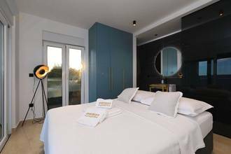 Thumbnail von Moderne Villa mit vier Wohnungen