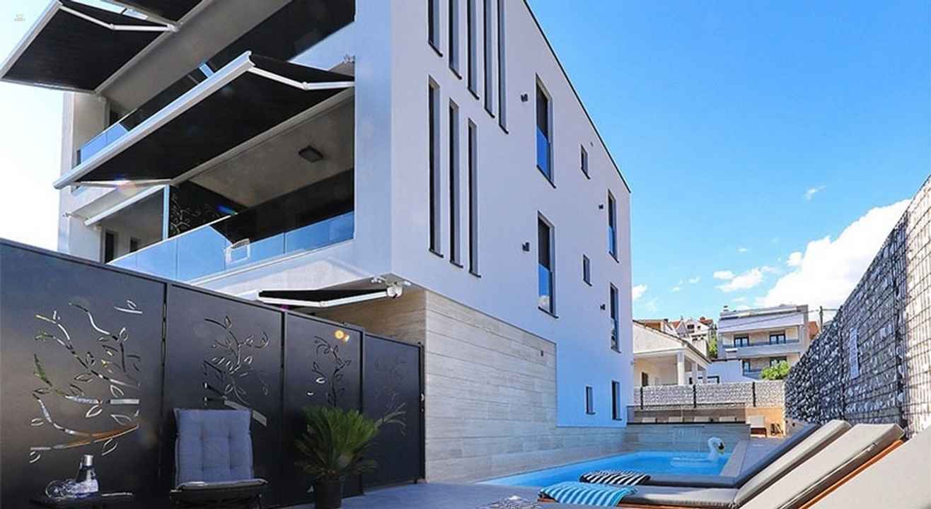 Moderne Villa mit vier Wohnungen