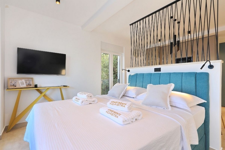 Thumbnail von Moderne Villa mit vier Wohnungen