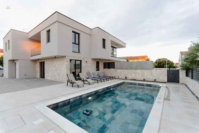 Moderne Doppelhaushälfte mit Pool und Meerblick