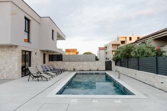 Thumbnail von Moderne Doppelhaushälfte mit Pool und Meerblick