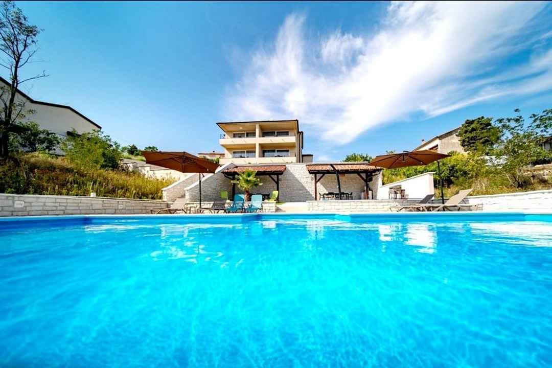 Attraktive Villa mit 6 Appartements, Pool und Meerblick
