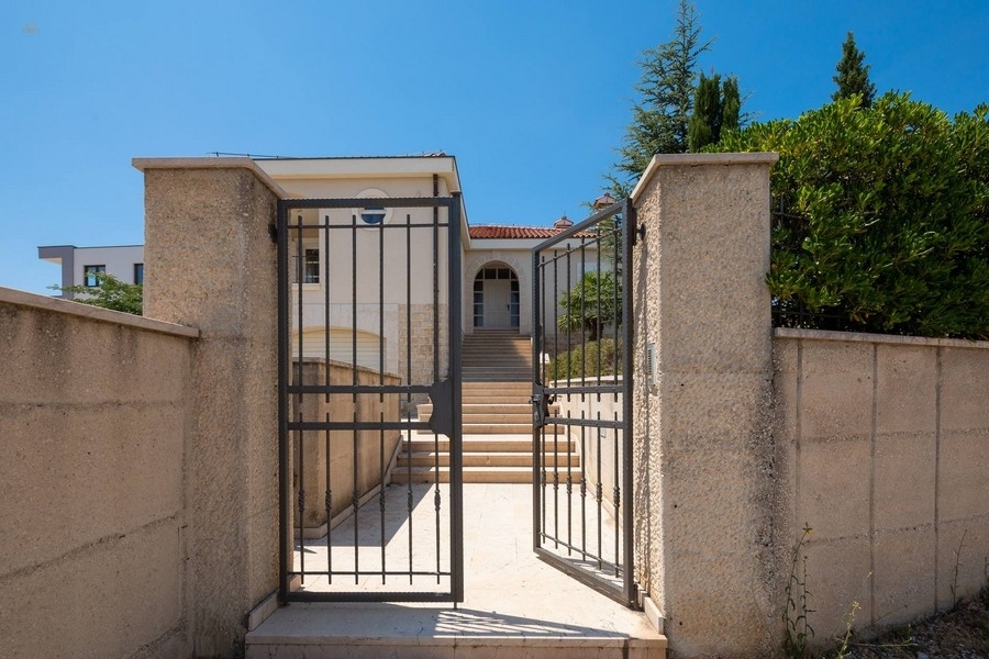 Thumbnail von Villa mit Swimmingpool und Meerblick