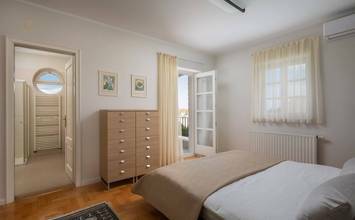 Thumbnail von Villa mit Swimmingpool und Meerblick