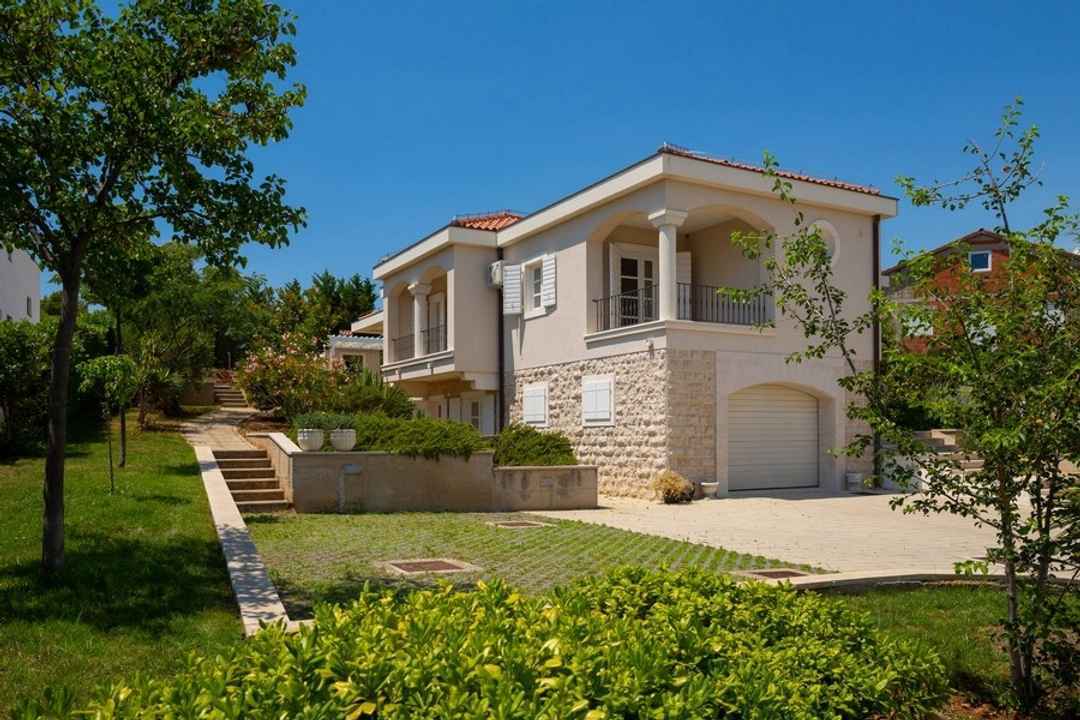 Villa mit Swimmingpool und Meerblick