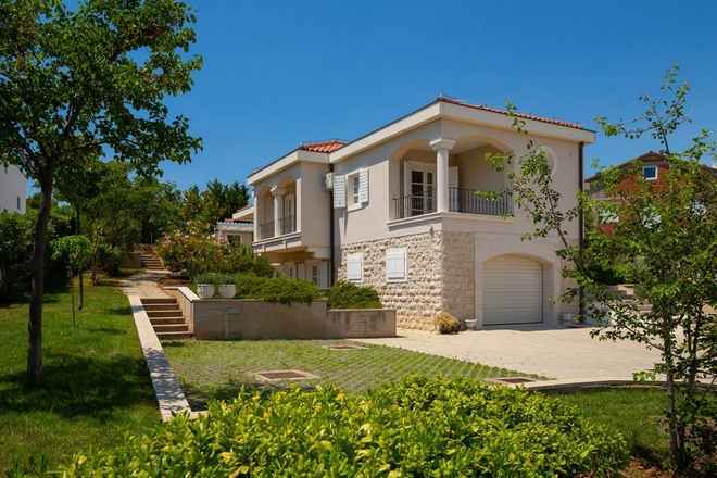 Villa mit Swimmingpool und Meerblick