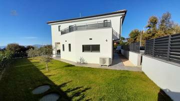 Thumbnail von Modernes Haus mit Swimmingpool und Meerblick