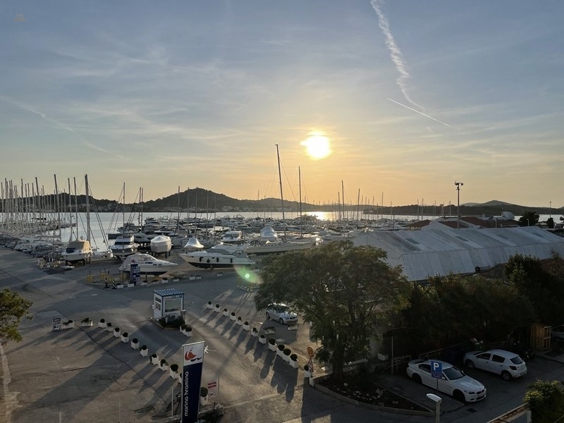 Dachgeschosswohnung mit Blick auf den Hafen und das Meer