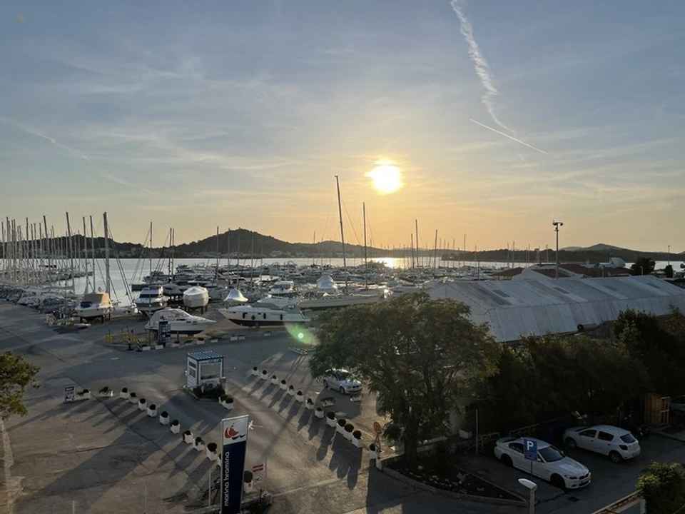 Dachgeschosswohnung mit Blick auf den Hafen und das Meer