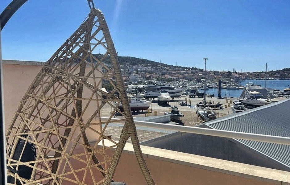 Thumbnail von Dachgeschosswohnung mit Blick auf den Hafen und das Meer