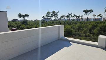 Thumbnail von Moderne Villa mit Pool und Dachterrasse