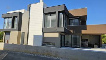 Thumbnail von Moderne Villa mit Pool und Dachterrasse
