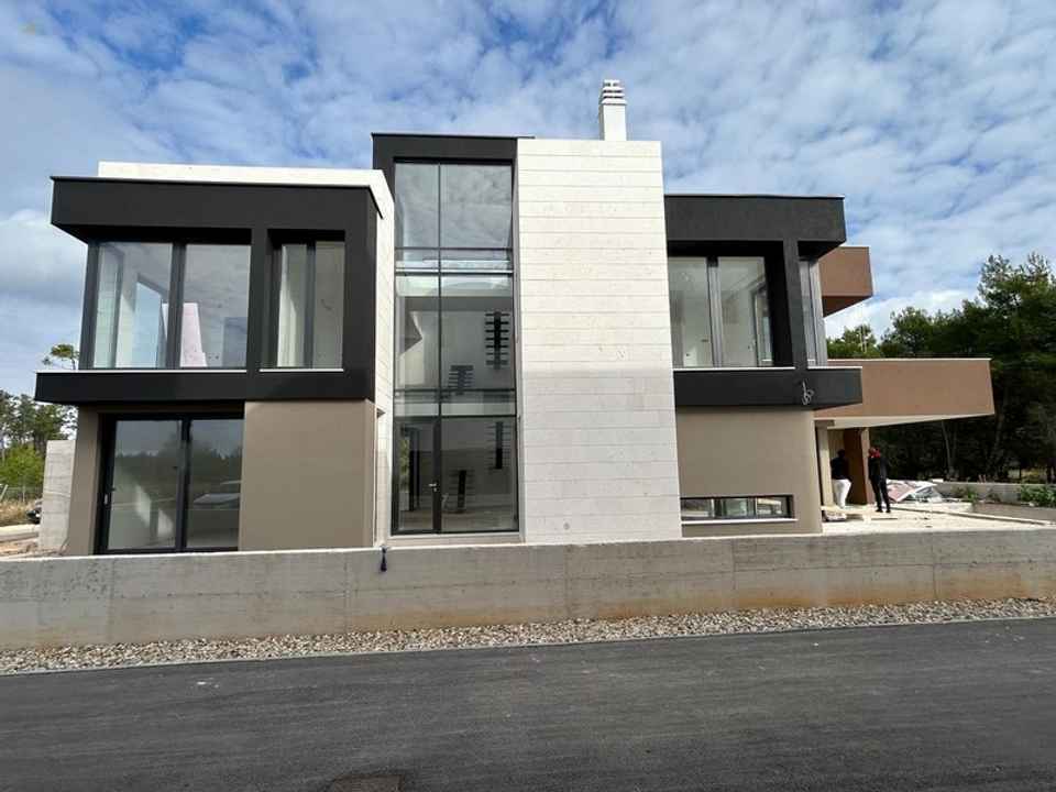 Moderne Villa mit Pool und Dachterrasse