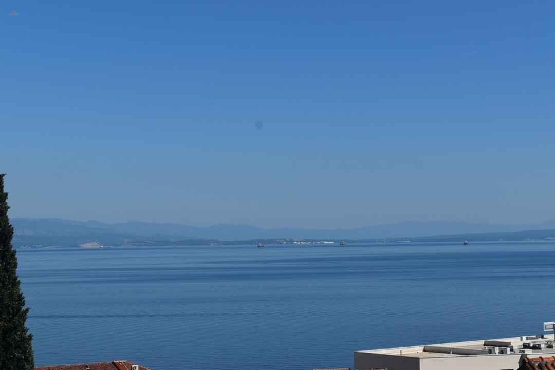 Luxuriöses Penthouse mit Swimmingpool auf der Dachterrasse und Panorama-Meerblick