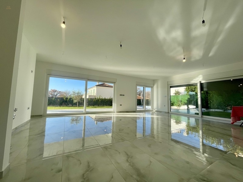 Thumbnail von Modernes Haus mit Swimmingpool und Meerblick