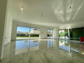 Thumbnail von Modernes Haus mit Swimmingpool und Meerblick