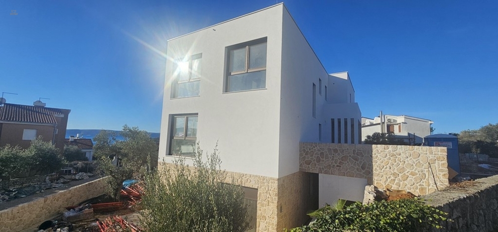 Thumbnail von Moderne Erdgeschosswohnung mit Garten und Pool