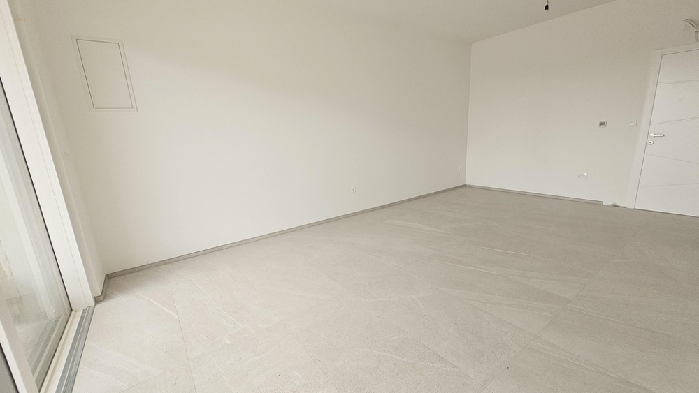 Thumbnail von Moderne Erdgeschosswohnung mit Garten und Pool