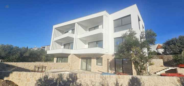 Moderne Erdgeschosswohnung mit Garten und Pool