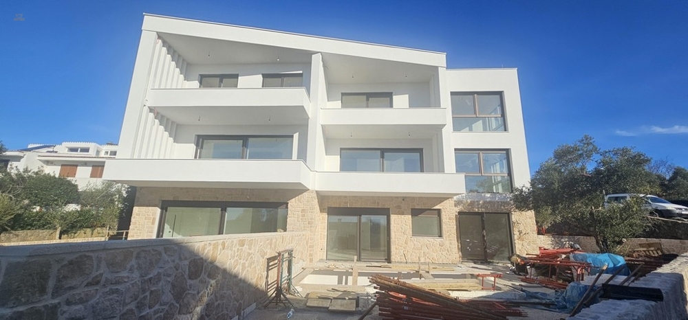 Thumbnail von Moderne Erdgeschosswohnung mit Garten und Pool