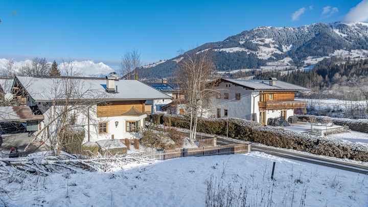 Grundstück mit Baugenehmigung für 3-Luxuswohnungen