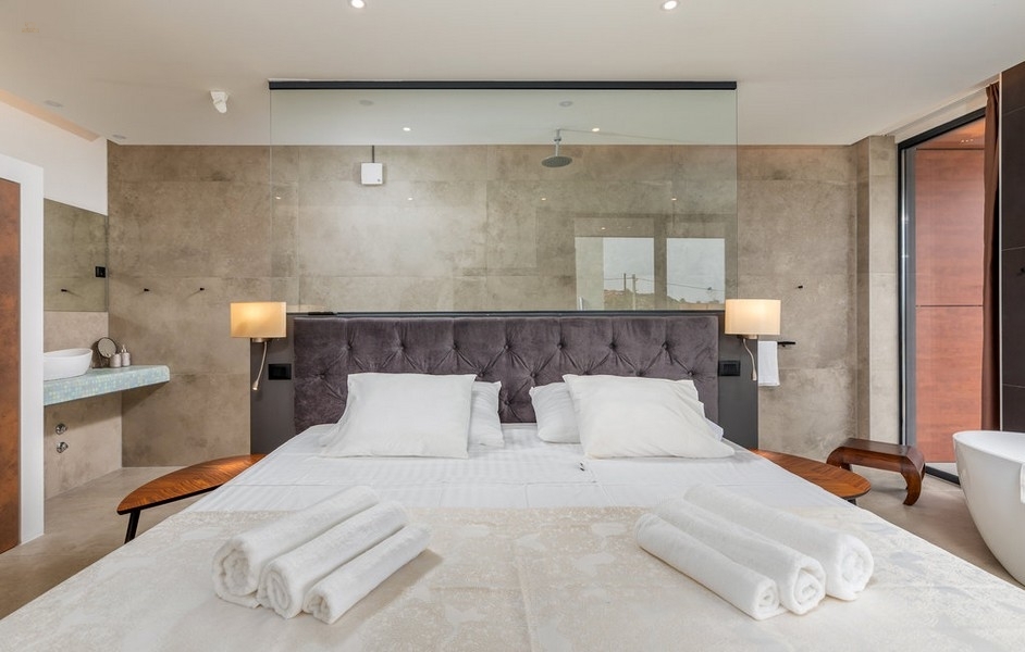 Thumbnail von Moderne Luxusvilla mit Infinity-Pool nahe dem Meer