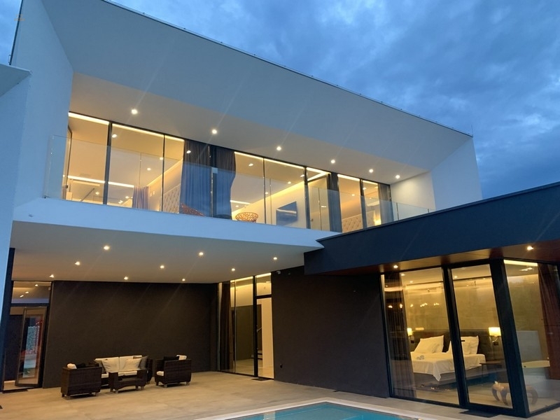 Thumbnail von Moderne Luxusvilla mit Infinity-Pool nahe dem Meer