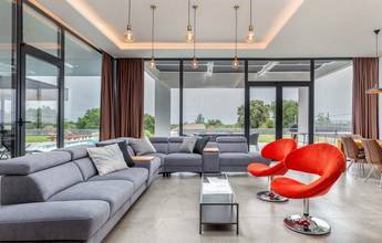 Thumbnail von Moderne Luxusvilla mit Infinity-Pool nahe dem Meer