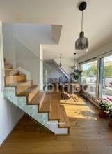 Dachgeschossmaisonette mit einer Traumterrasse und vollmöblierter Küche