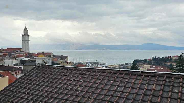 Renovierte Wohnung in zentraler Lage mit schönem Blick auf das Meer