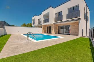 Moderne Doppelhaushälfte mit Swimmingpool