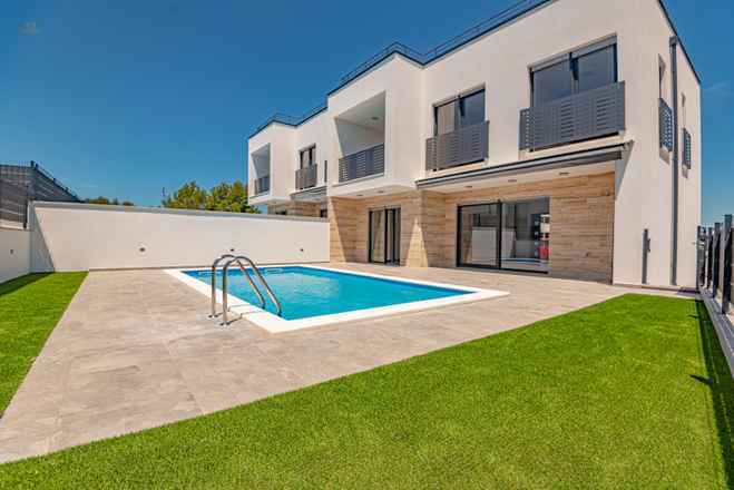 Moderne Doppelhaushälfte mit Swimmingpool