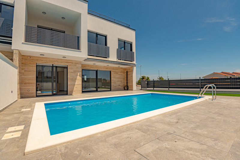 Thumbnail von Moderne Doppelhaushälfte mit Swimmingpool