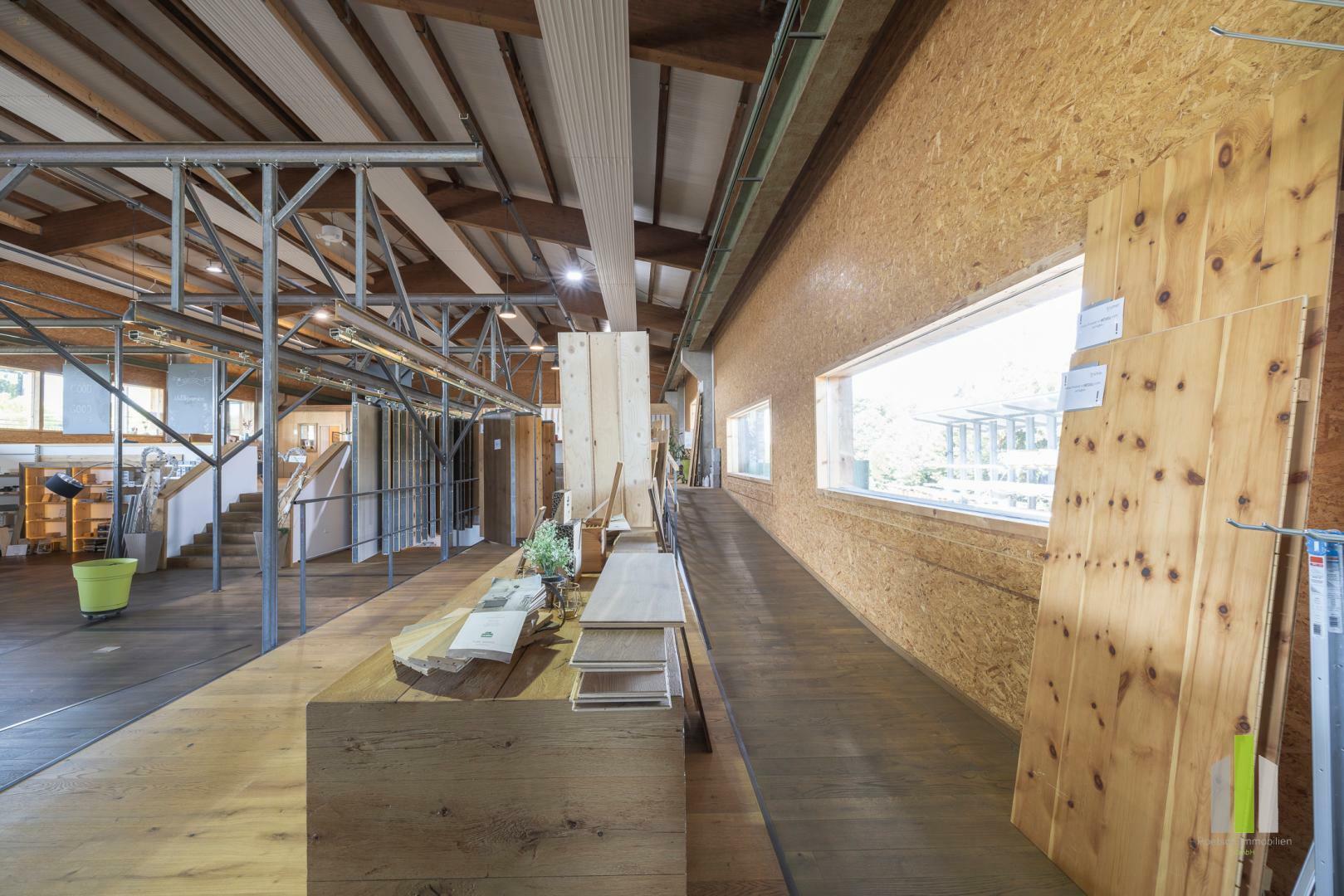 Thumbnail von Vielseitige Gewerbeimmobilie: Büro-, Werkstätten-, Lager- & Ausstellungshalle in OÖ!!